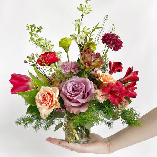 Elevate your decor with this beautiful seasonal floral arrangement by Everbloom Design, a premier Memphis-based florist.